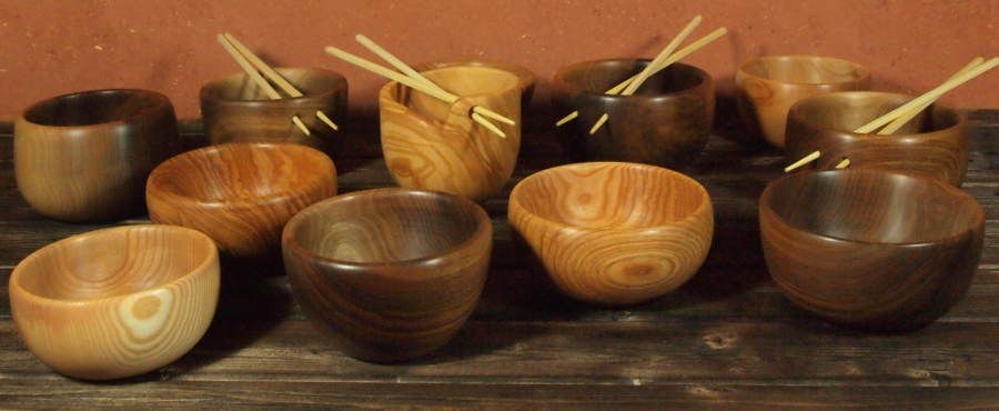 Un bol en bois pour le café ou les céréales du matin? Parfaitement compatibles avec l'usage alimentaire, ces bols en bois restent doux usage après usage. Une finition à l'huile de colza protège ces bols en bois.