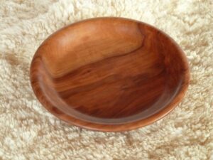 Assiette mi-creuse en bois de pommier 1051