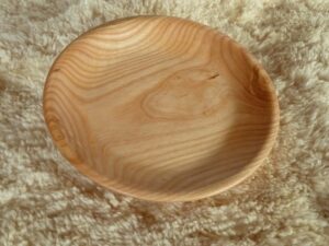 Assiette mi-creuse en bois de frêne 1049