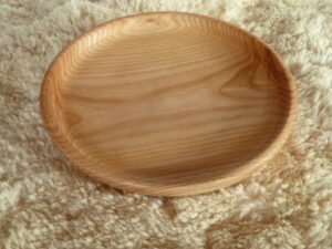 Assiette mi-creuse en bois de frêne 1048