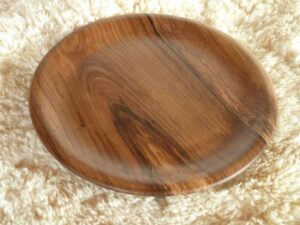 Assiette plate en bois de noyer 1047