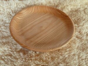 Assiette mi-creuse en bois de frêne 1044