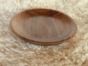 Petite assiette en bois de noyer