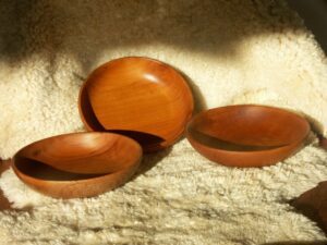 Assiettes creuses en bois de merisier