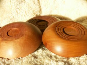 Assiettes creuses en bois de merisier