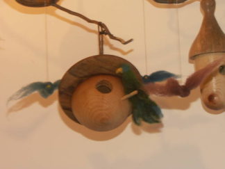 Maison d'oiseau décorative en bois et laine feutrée