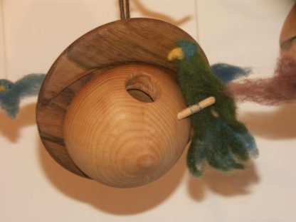 Maison d'oiseau décorative en bois et laine feutrée