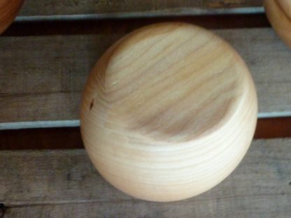 Les tourneurs sur bois reprennenent parfois les pièces pour faire un fond plat, comme sur ce bol en bois de frêne