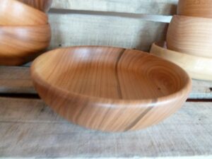 Merveilleux cadeau de naissance que cette assiette en bois, solide, durable, parfaitement hygiénique, sans la rudesse et la froideur de l'inox ni la banalité du plastique.