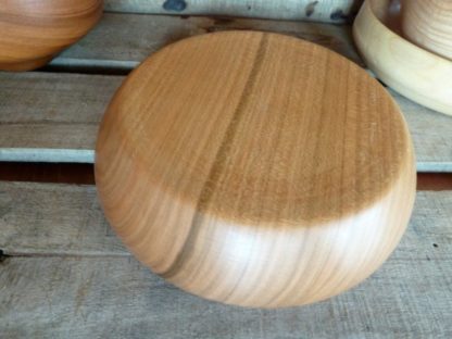 La finition huilée de cette assiette en bois de merisier fait ressortir la beauté naturelle du bois et garantit la bonne tenue du bois dans le temps.