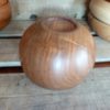 Le fond de ce bol en bois présente une empreinte en queue d'arronde, technique classique de tournage sur bois