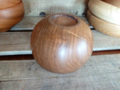 Le fond de ce bol en bois présente une empreinte en queue d'arronde, technique classique de tournage sur bois