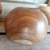 La finesse du ponçage donne une douceur incomparable à ce bol en bois massif