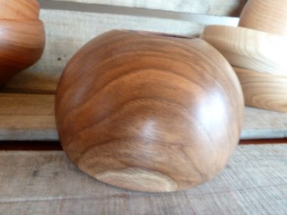 La finesse du ponçage donne une douceur incomparable à ce bol en bois massif