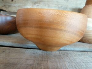 Un bol en bois de merisier aux formes épurées qui se mariera aussi bien à un intérieur moderne que plus rustique