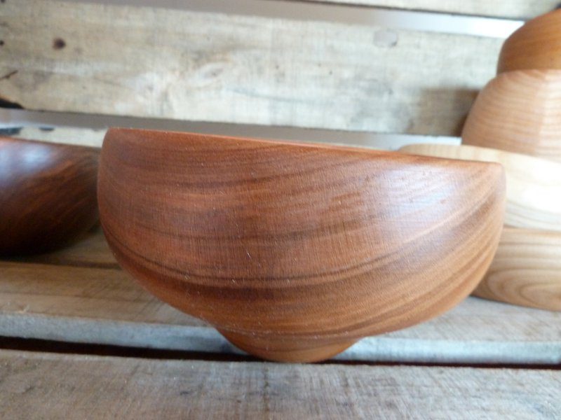 Pour tous les jours ou pour les grandes occasions, ce bol en bois de merisier sera le joyau de votre table.