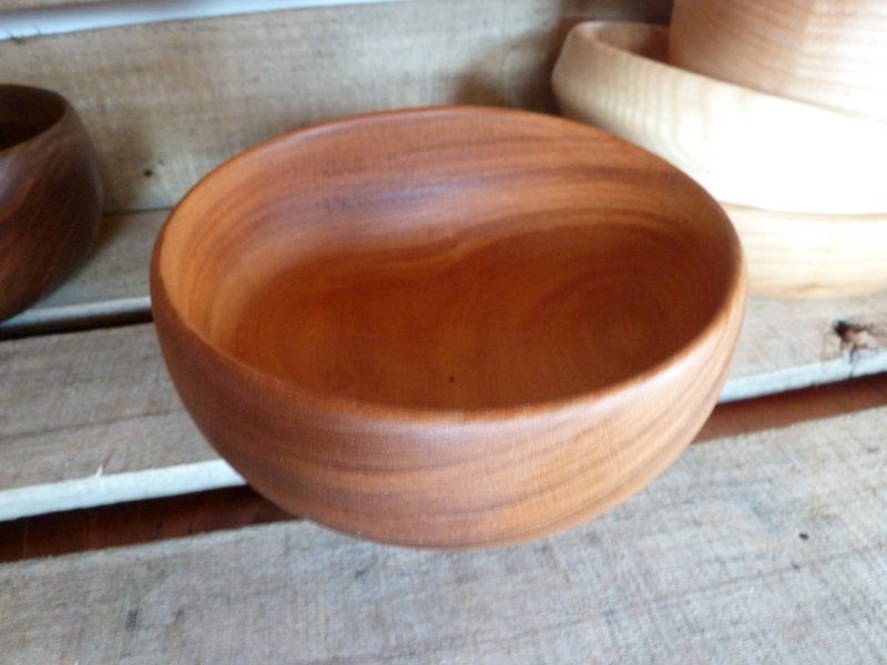 Un bol en bois de merisier aux formes épurées qui se mariera aussi bien à un intérieur moderne que plus rustique