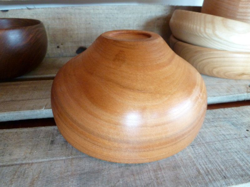 D'entretien facile, ce bol tourné en bois de merisier est huilé à l'huile de colza bio, qui polymérise en surface et protège le bois durablement.