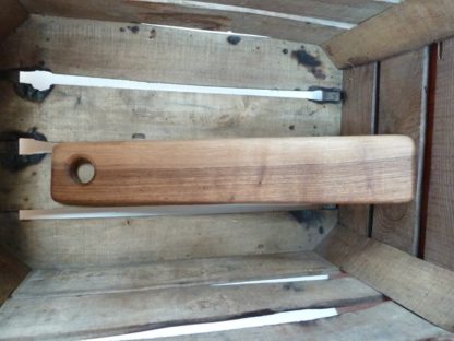 Robuste, naturelle et écologique, fabriquée en bois de noyer, ce planche à découper est idéale pour une présentation élégante et naturelle.