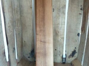 Robuste, naturelle et écologique, fabriquée en bois de noyer, ce planche à découper est idéale pour une présentation élégante et naturelle.