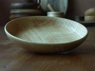 Assiette en frêne ondé