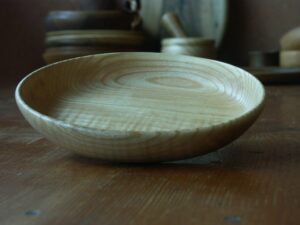 Assiette en frêne ondé