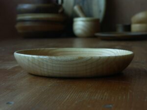 Assiette en frêne ondé