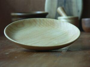 Assiette en frêne ondé