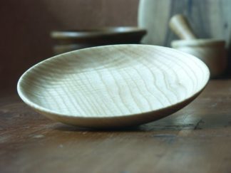 Assiette en frêne ondé