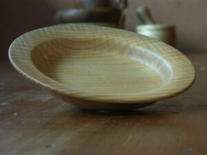 Assiette en frêne ondé