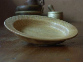 Assiette en frêne ondé