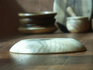 Assiette en frêne ondé