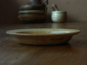 Assiette en frêne ondé