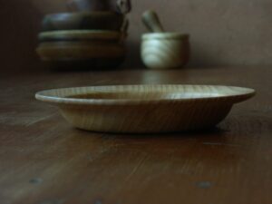 Assiette en frêne ondé