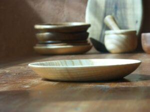 Assiette en frêne ondé