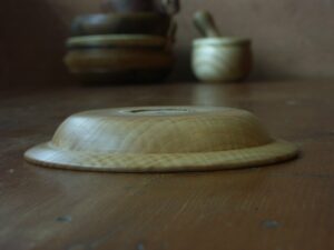 Assiette en frêne ondé