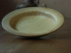Assiette en frêne ondé