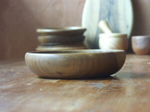 Assiette creuse en noyer