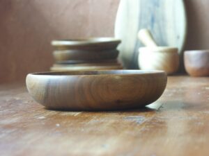 Assiette creuse en noyer
