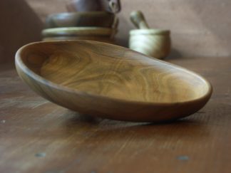 Assiette plate en cerisier, bors irréguliers