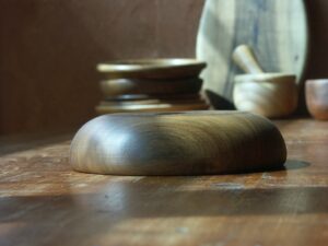 Assiette creuse en noyer