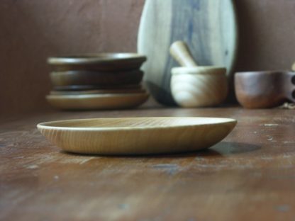 Assiette en frêne ondé