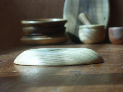 Assiette en frêne ondé