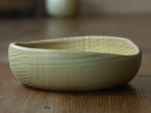 Assiette en frêne ondé