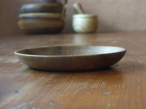 Assiette en bois de noyer artisanale