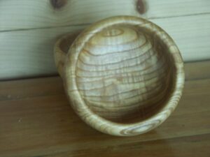 Ce bol en bois a reçu une finition à l'huile de colza bio