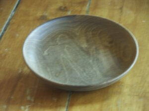 Assiette mi-creuse en noyer 1039