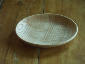 Assiette en frêne ondé