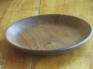 Assiette mi-creuse en noyer 1038