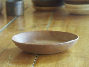 Assiette mi-creuse en merisier 1036
